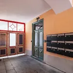 Spacious Luxury Old Town Flat Апартаменты