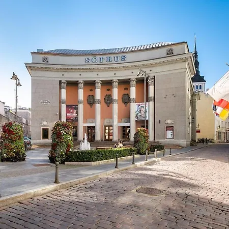 Spacious Luxury Old Town Flat شقة *