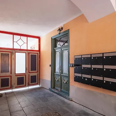 Spacious Luxury Old Town Flat Lägenhet